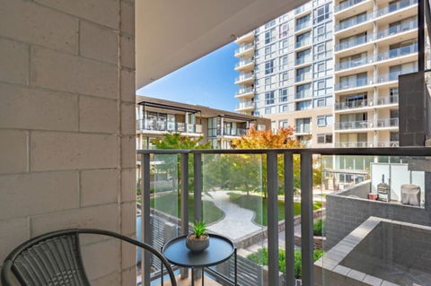 Spacious 1BR Stylish New Acton Apartment +Parking - Accommodation Burleigh 23