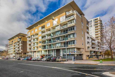 Spacious 1BR Stylish New Acton Apartment +Parking - Accommodation Burleigh 13