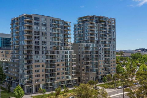 Spacious 1BR Stylish New Acton Apartment +Parking - Accommodation Burleigh 12
