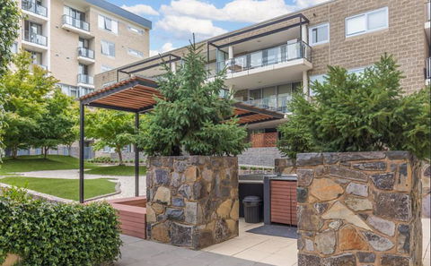 Spacious 1BR Stylish New Acton Apartment +Parking - Accommodation Burleigh 1