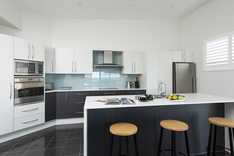 Mollymook Beachfront Penthouse 9 - Accommodation Burleigh 4