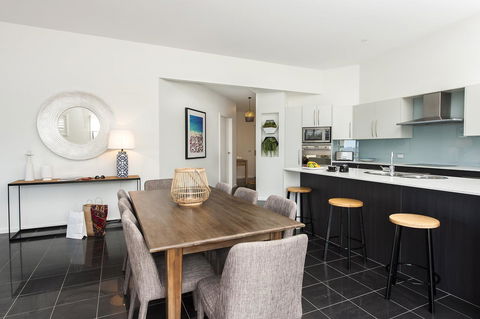 Mollymook Beachfront Penthouse 9 - Accommodation Burleigh 5