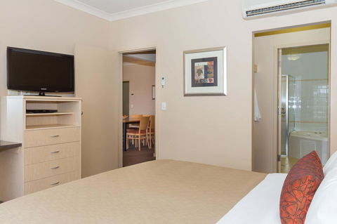 McCracken Country Club - Accommodation Burleigh 27
