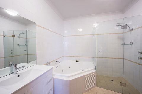 McCracken Country Club - Accommodation Burleigh 30
