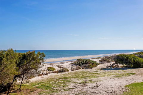 Blissful Beachfront Beachouse - Accommodation Burleigh 1
