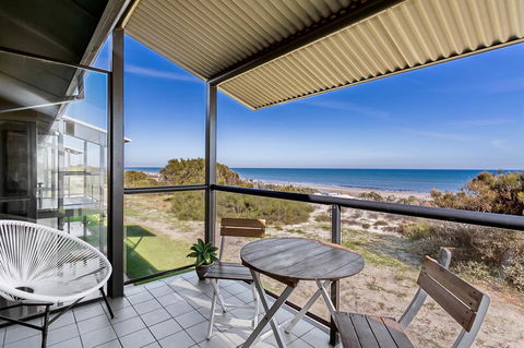 Blissful Beachfront Beachouse - Accommodation Burleigh 4