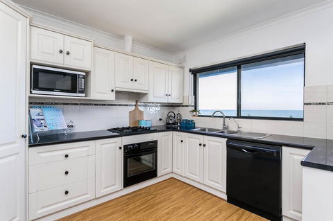 Blissful Beachfront Beachouse - Accommodation Burleigh 8