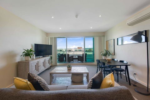 Port Adelaide Executive Waterfront Apartment - Accommodation Burleigh 21