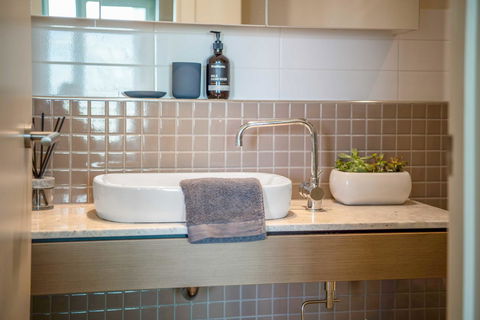 Port Adelaide Executive Waterfront Apartment - Accommodation Burleigh 5
