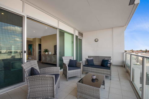 Port Adelaide Executive Waterfront Apartment - Accommodation Burleigh 24