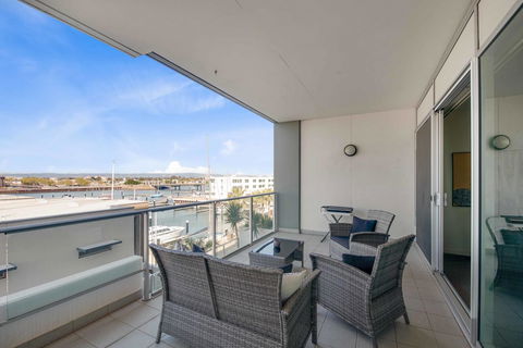 Port Adelaide Executive Waterfront Apartment - Accommodation Burleigh 25