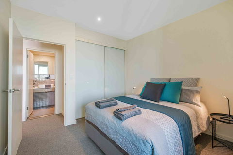 Port Adelaide Executive Waterfront Apartment - Accommodation Burleigh 3
