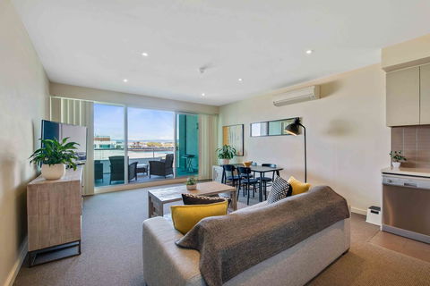 Port Adelaide Executive Waterfront Apartment - Accommodation Burleigh 1