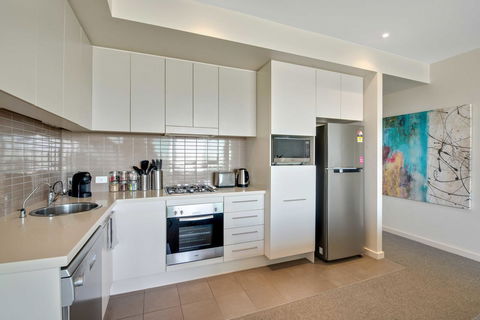 Port Adelaide Executive Waterfront Apartment - Accommodation Burleigh 8