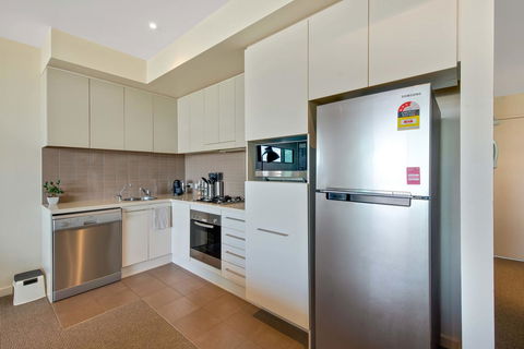 Port Adelaide Executive Waterfront Apartment - Accommodation Burleigh 6