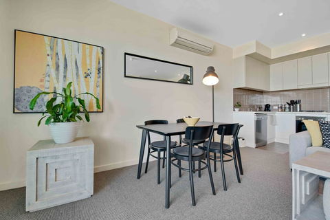Port Adelaide Executive Waterfront Apartment - Accommodation Burleigh 13