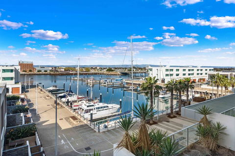 Port Adelaide Executive Waterfront Apartment - Accommodation Burleigh 0