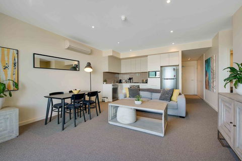 Port Adelaide Executive Waterfront Apartment - Accommodation Burleigh 10