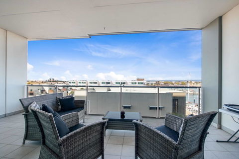 Port Adelaide Executive Waterfront Apartment - Accommodation Burleigh 23