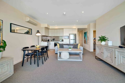 Port Adelaide Executive Waterfront Apartment - Accommodation Burleigh 16