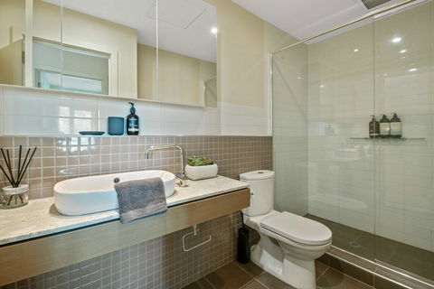 Port Adelaide Executive Waterfront Apartment - Accommodation Burleigh 4
