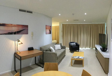 Wallaroo Marina Waterfront Luxe Apartment - Accommodation Burleigh 5