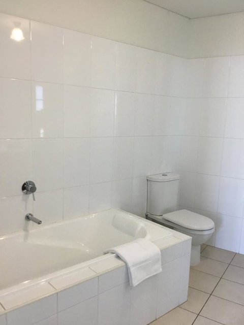 Wallaroo Marina Waterfront Luxe Apartment - Accommodation Burleigh 19