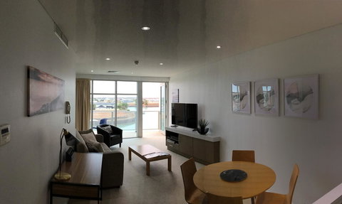 Wallaroo Marina Waterfront Luxe Apartment - Accommodation Burleigh 1