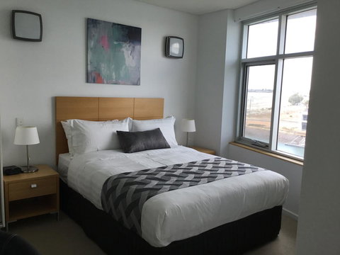 Wallaroo Marina Waterfront Luxe Apartment - Accommodation Burleigh 14