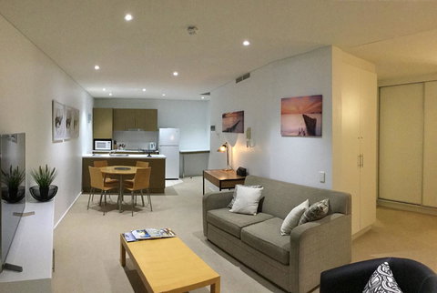 Wallaroo Marina Waterfront Luxe Apartment - Accommodation Burleigh 2