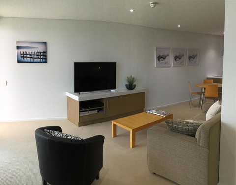 Wallaroo Marina Waterfront Luxe Apartment - Accommodation Burleigh 6
