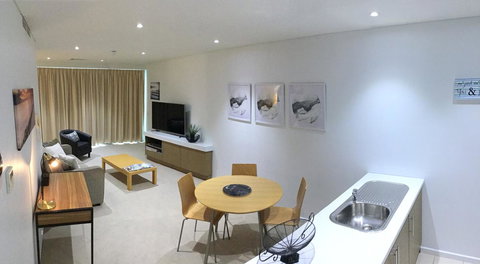 Wallaroo Marina Waterfront Luxe Apartment - Accommodation Burleigh 4