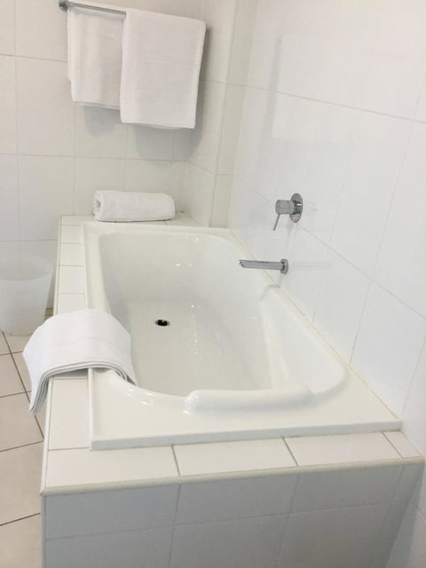 Wallaroo Marina Waterfront Luxe Apartment - Accommodation Burleigh 20