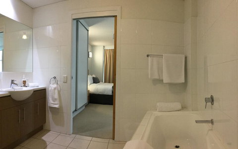 Wallaroo Marina Waterfront Luxe Apartment - Accommodation Burleigh 16