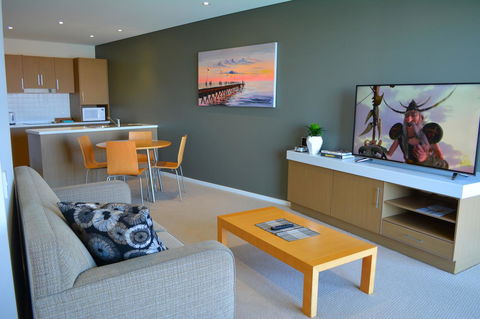 Wallaroo Marina Luxury Apartment - Accommodation Burleigh 9
