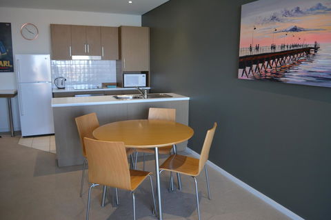 Wallaroo Marina Luxury Apartment - Accommodation Burleigh 19