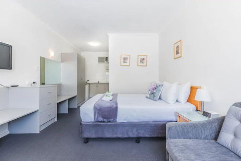 Hi 5 Glenelg Studio Apartment - Accommodation Burleigh 2