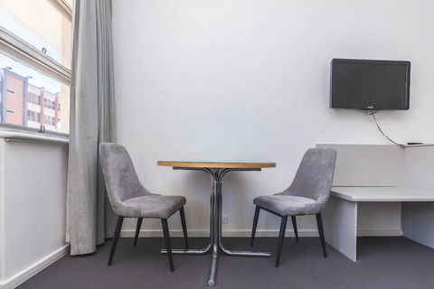 Hi 5 Glenelg Studio Apartment - Accommodation Burleigh 4