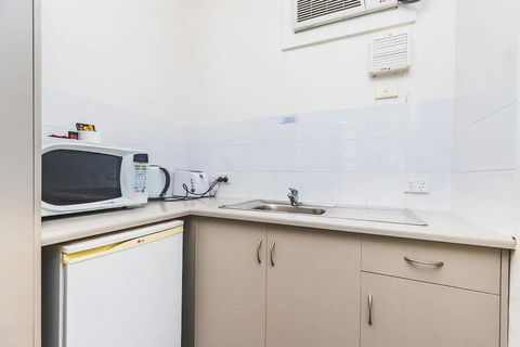 Hi 5 Glenelg Studio Apartment - Accommodation Burleigh 7
