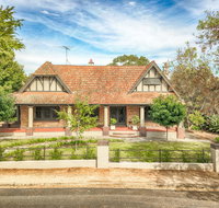 The Tudor House - Accommodation Burleigh