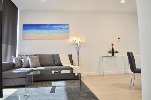 Whitmore SQ - Accommodation Burleigh 3