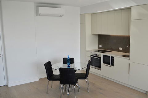 Whitmore SQ - Accommodation Burleigh 6