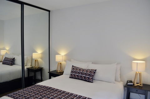 Whitmore SQ - Accommodation Burleigh 10