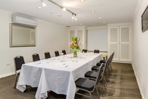 Adelaide Inn - Accommodation Burleigh 21