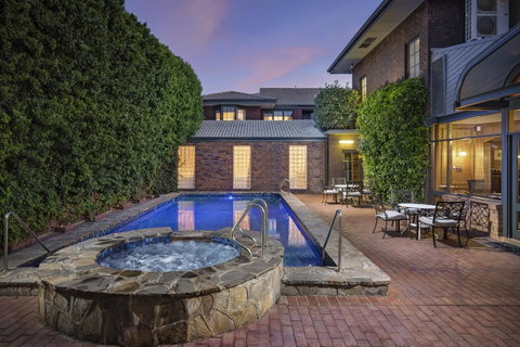 Adelaide Inn - Accommodation Burleigh 1