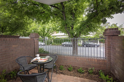 Adelaide Inn - Accommodation Burleigh 7