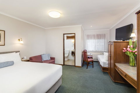 Adelaide Inn - Accommodation Burleigh 44
