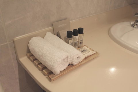 Adelaide Inn - Accommodation Burleigh 2