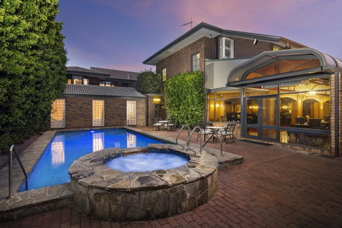Adelaide Inn - Accommodation Burleigh 40