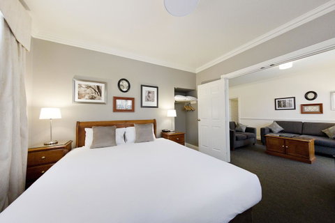 Majestic Old Lion Apartments - Accommodation Burleigh 13